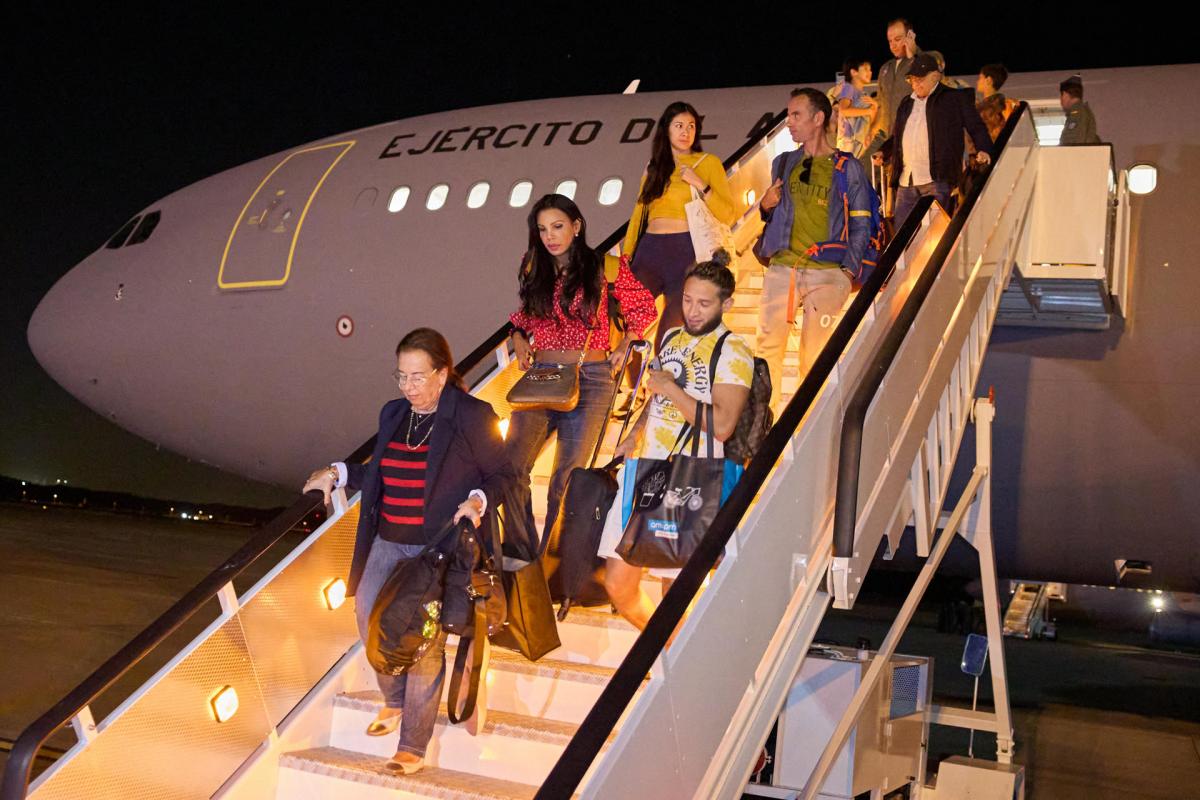 Algunos de los repatriados desde Israel a España a su llegada a Torrejón de Ardoz.