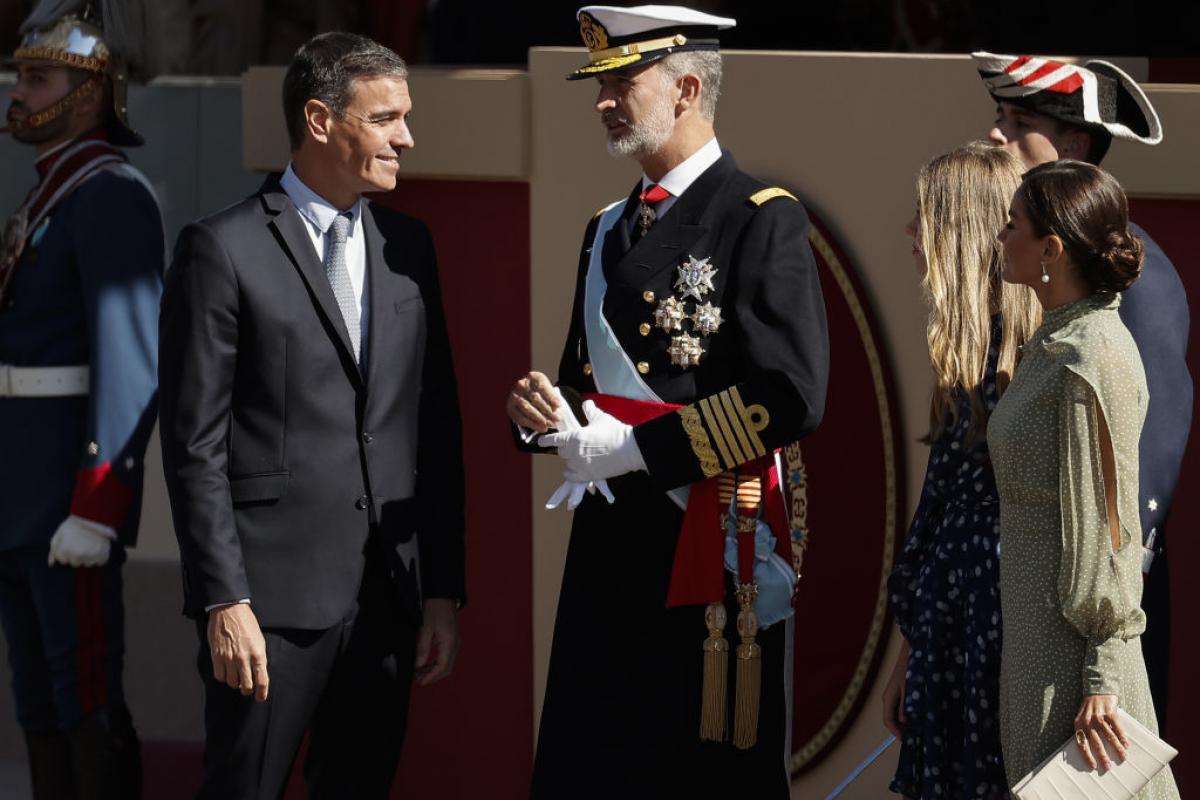 Pedro Sánchez saluda al rey Felipe VI en el desfile del año pasado.