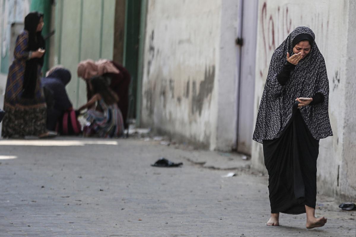 Una mujer palestina llorando tras un ataque de Israel en Gaza.