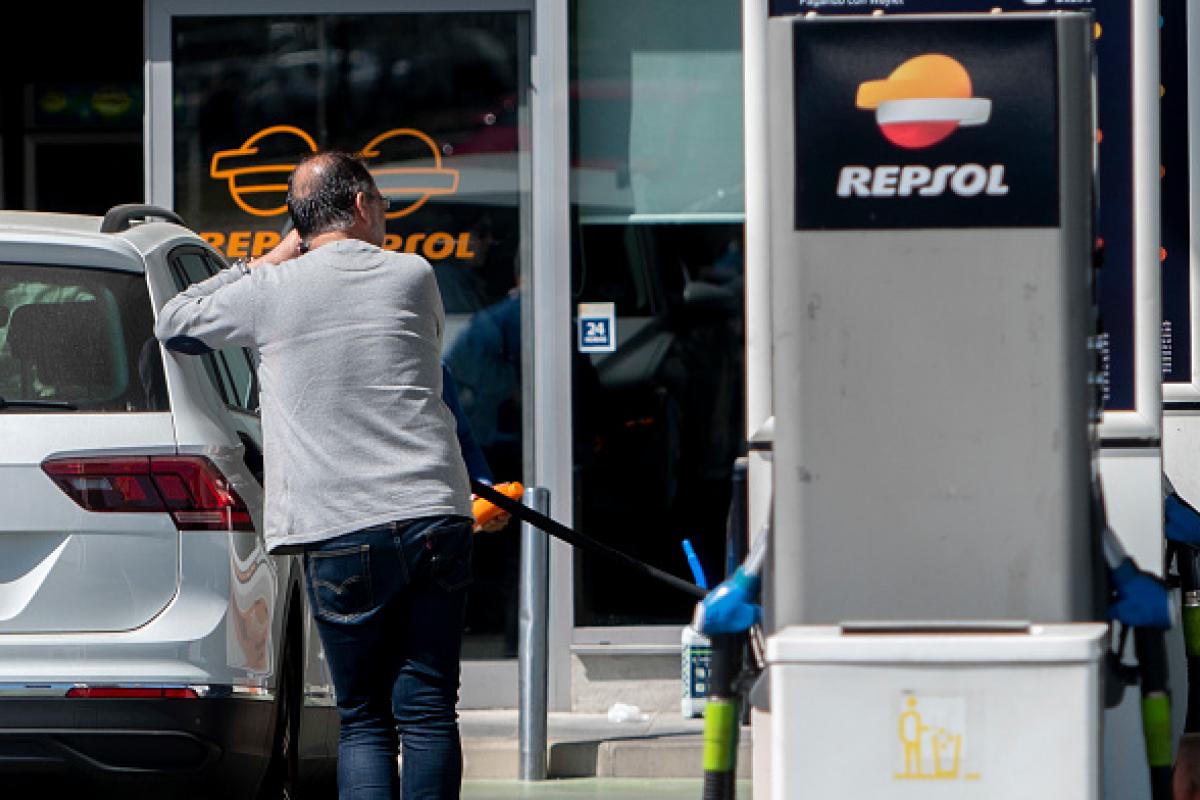 Imagen de archivo de un hombre repostando combustible.