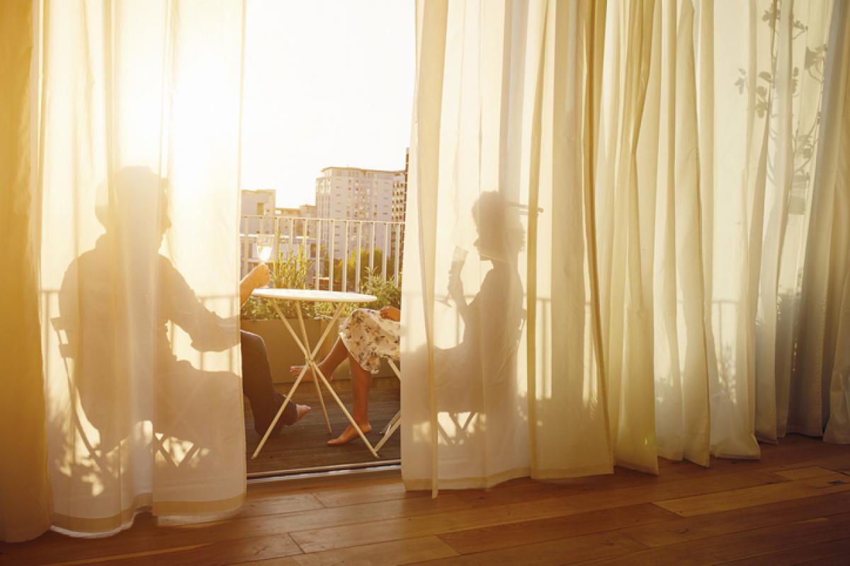 Imagen de archivo de una pareja en la terraza de un piso.