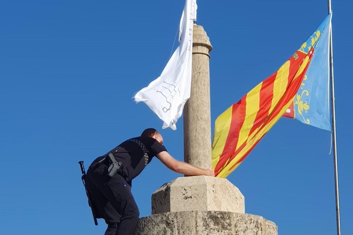 La Policía Local de Valencia retira una bandera con versículos del Corán en las Torres de Serranos