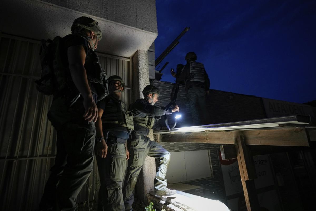 Militares del Ejército de Israel buscan restos de cohetes lanzados desde Gaza.