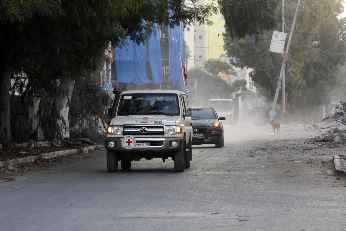 Vehículos del Comité Internacional de la Cruz Roja (CICR) transportan a palestinos cuyas casas fueron destruidas en los ataques este viernes, 13 de octubre de 2023.