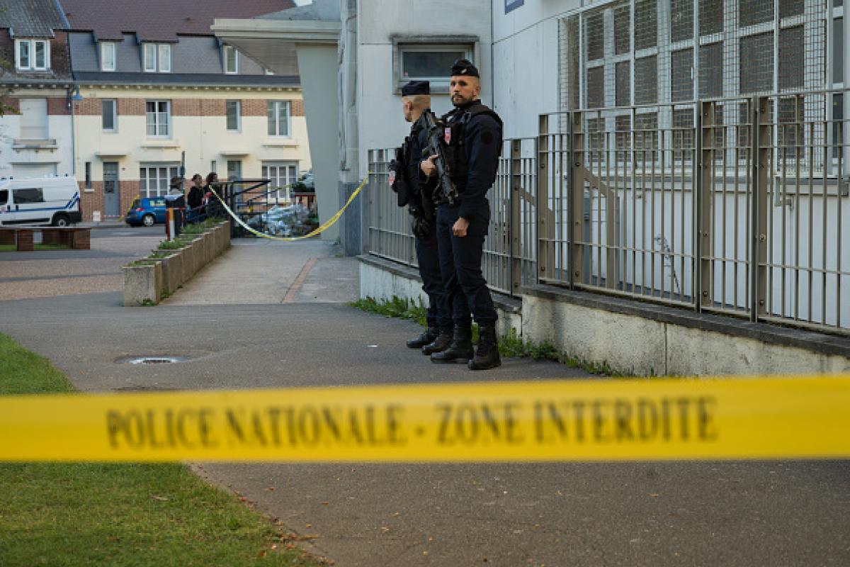 Dispositivo policial en el instituto Gambetta de Arrás (Francia), tras el ataque múltiple mortal que se cobró la vida de un profesor.