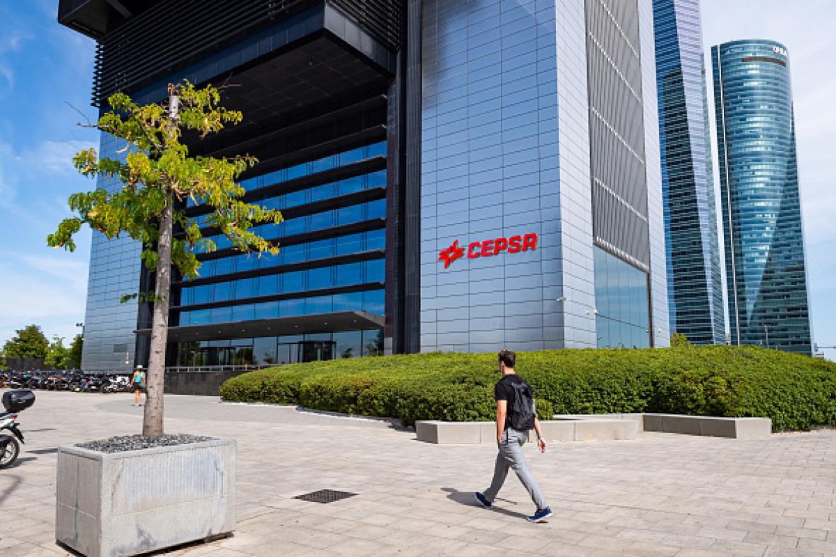 Imagen de archivo de la entrada a la Torre Cepsa, en el distrito financiero madrileño.