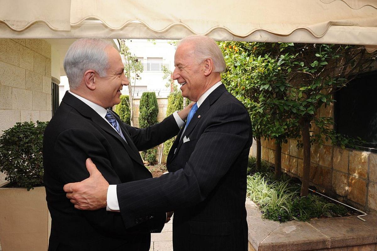 Benjamin Netanyahu saluda a Joe Biden en un encuentro de 2010 en Israel.