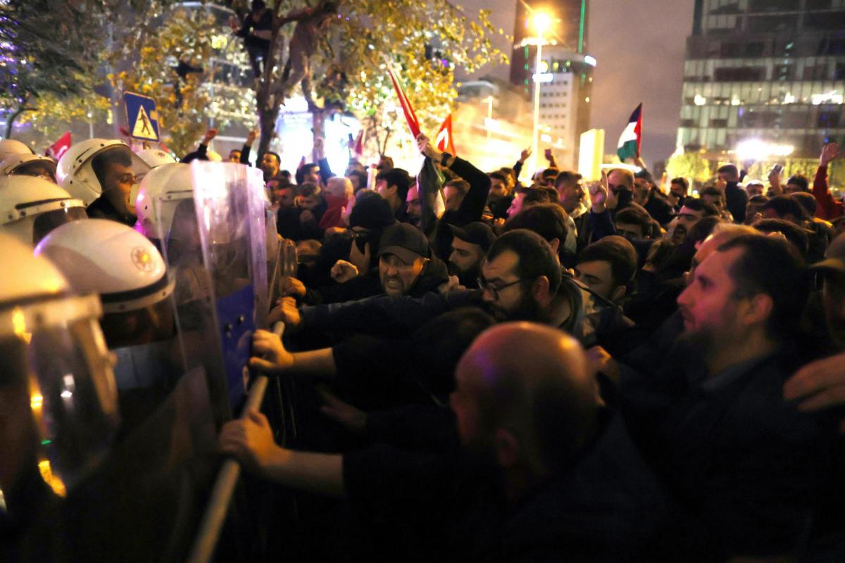 Protestas contra el consulado israelí en Estambul (Turquía), tras la explosión que según Hamás ha dejado medio millar de muertos en un hospital de Gaza, por un supuesto bombardeo del Ejército israelí.