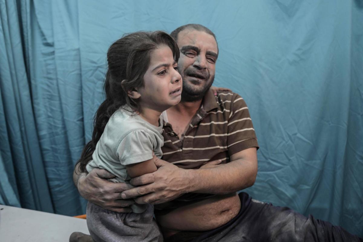 Un hombre y una niña heridos, en el hospital de Gaza bombardeado.