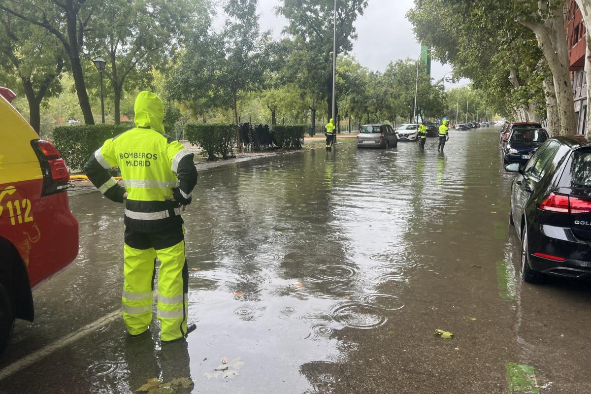 El equipo de emergencias Madrid, que ha realizado en la comunidad más de 100 operaciones debido a la borrasca Aline.