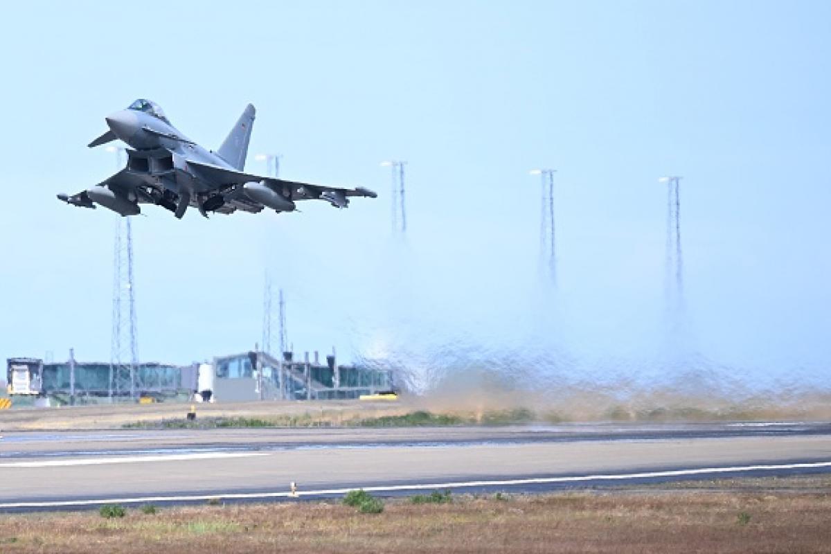Imagen de archivo de un caza alemán modelo Eurofighter despegando.