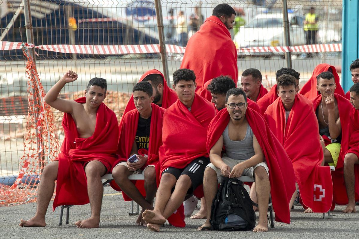 Llegada a Puerto Naos (Lanzarote) de 33 personas rescatadas cuando navegaban en patera.