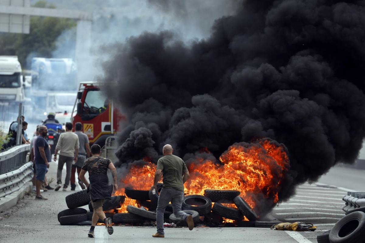 Quema de neumáticos durante la protesta de los viticultores franceses en el paso fronterizo de Le Boulou