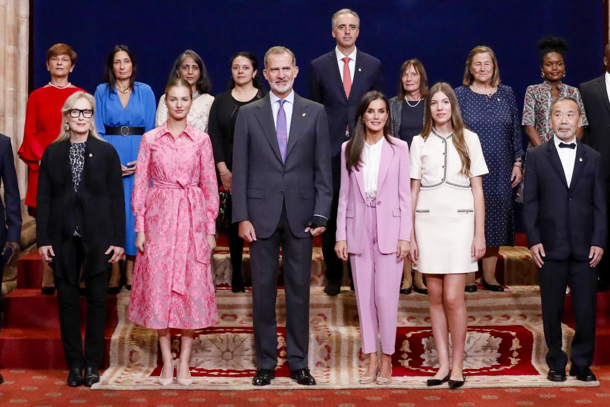 Los reyes y sus hijas con los premiados en los Princesa de Asturias.