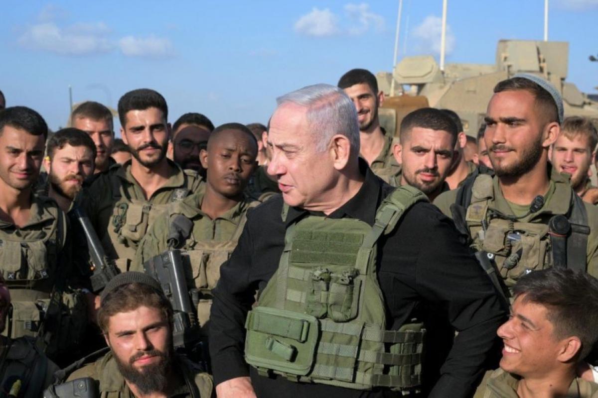 Netanyahu, junto a las tropas israelíes al lado de Gaza
