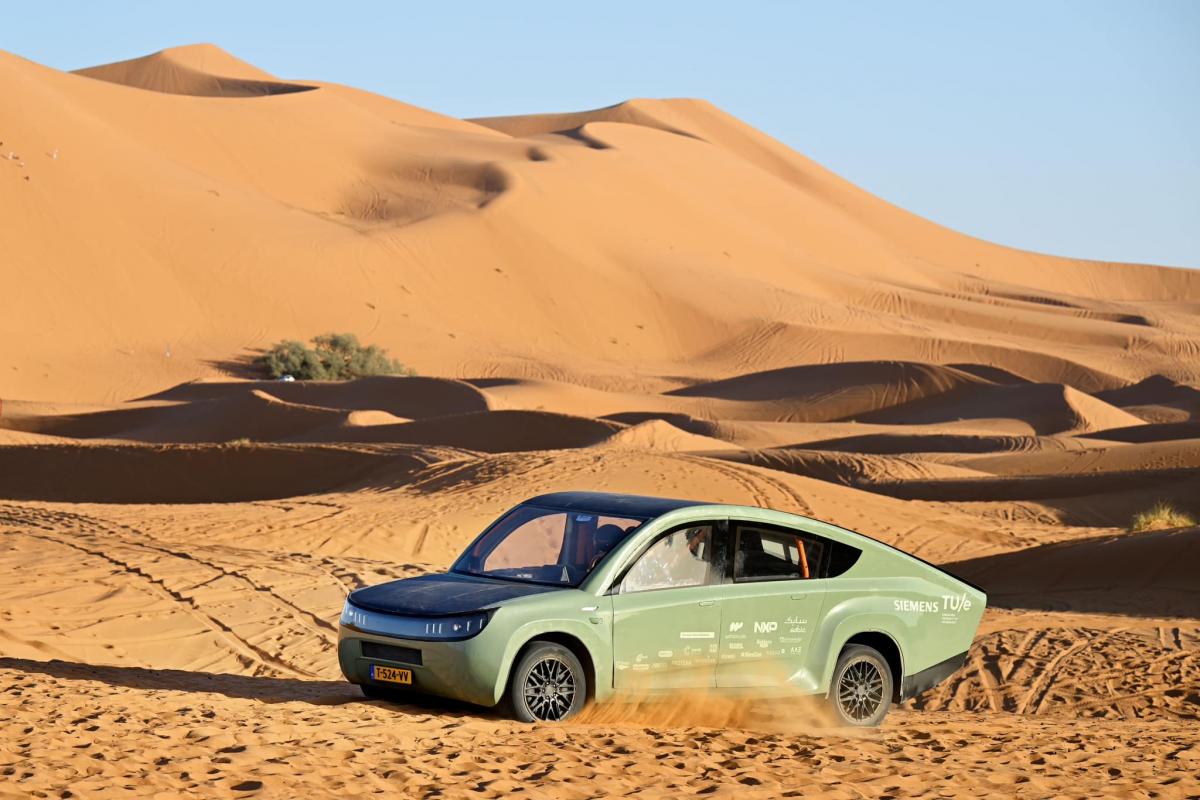 El coche solar Stella Terra atraviesa el desierto del Sahara.