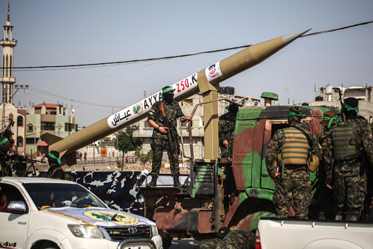 Miliciano Al-din al-Qassam en desfile militar Hamás Gaza, con cohetes qassan, en una imagen de archivo.