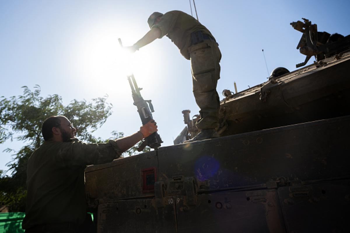 Soldados israelíes, durante una puesta a punto de un tanque, apostado en la frontera con la Franja de Gaza.