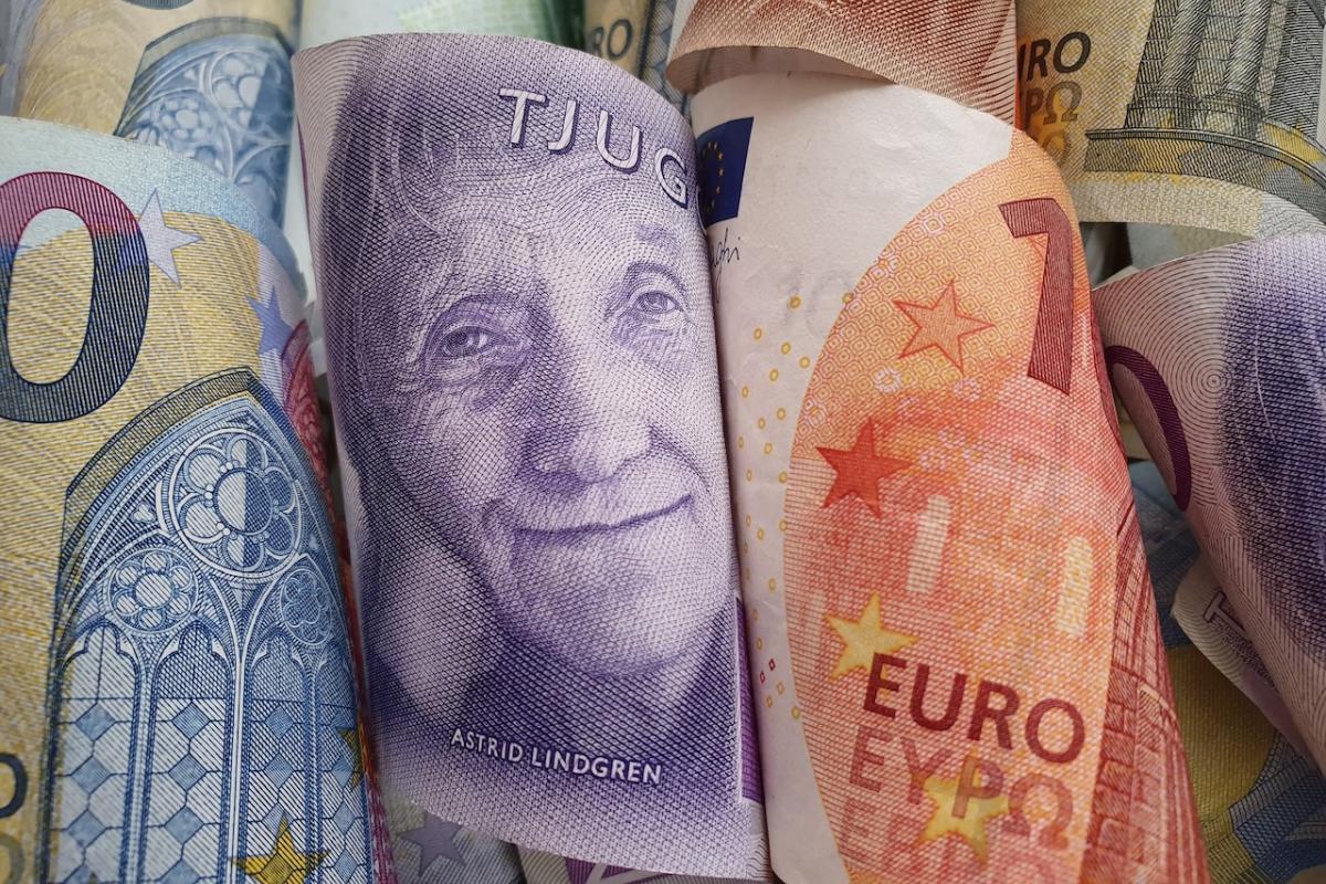 Billetes de corona sueca y de euro.