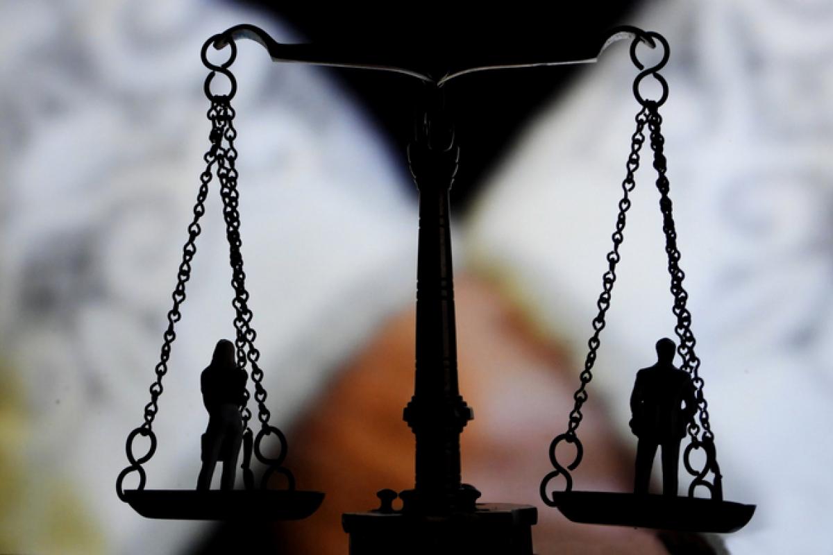 Imagen de archivo con una balanza representando la lucha por la igualdad entre mujeres y hombres.