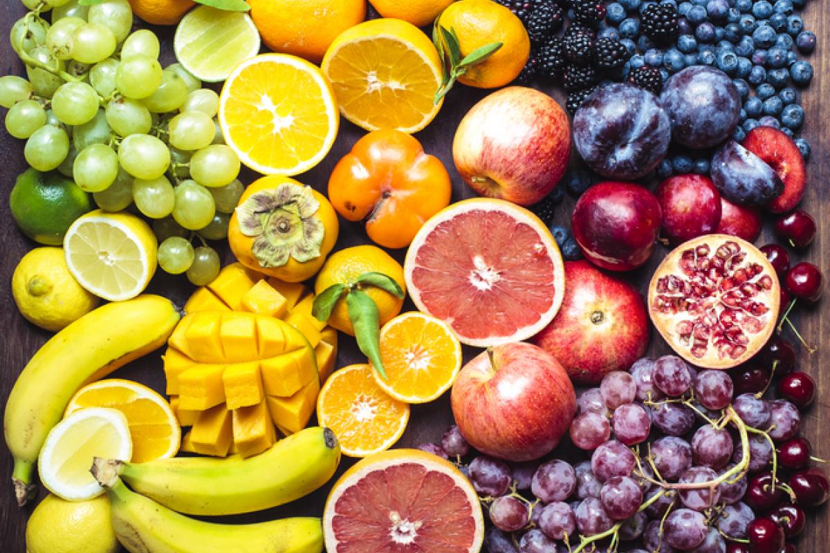 Imagen de archivo de distintas variedades de frutas.