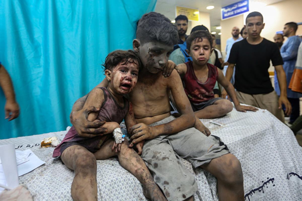 Niños palestinos heridos durante los bombardeos israelíes sobre la Franja de Gaza.