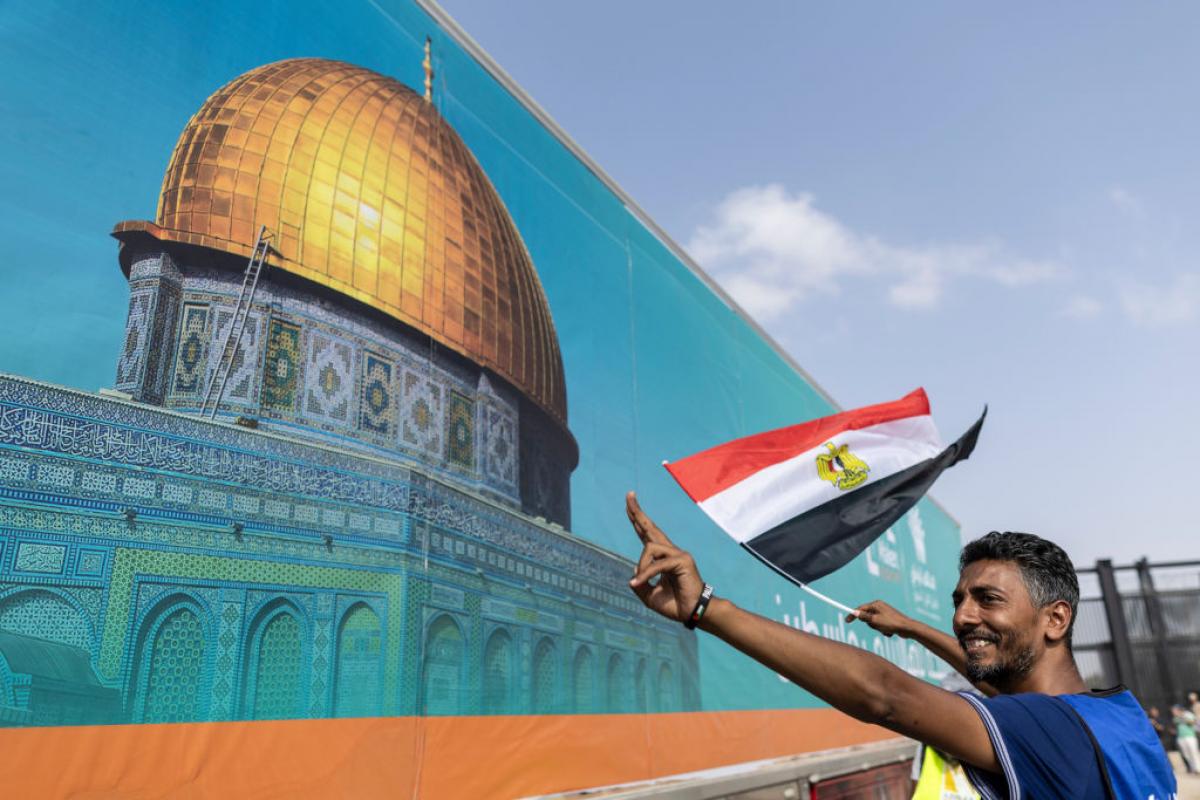 Uno de los camiones con ayuda humanitaria para la Franja de Gaza sale del paso de Rafah.