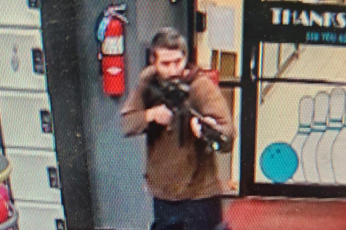 Imagen difundida del sospechoso del titroteo en Maine, Estados Unidos.