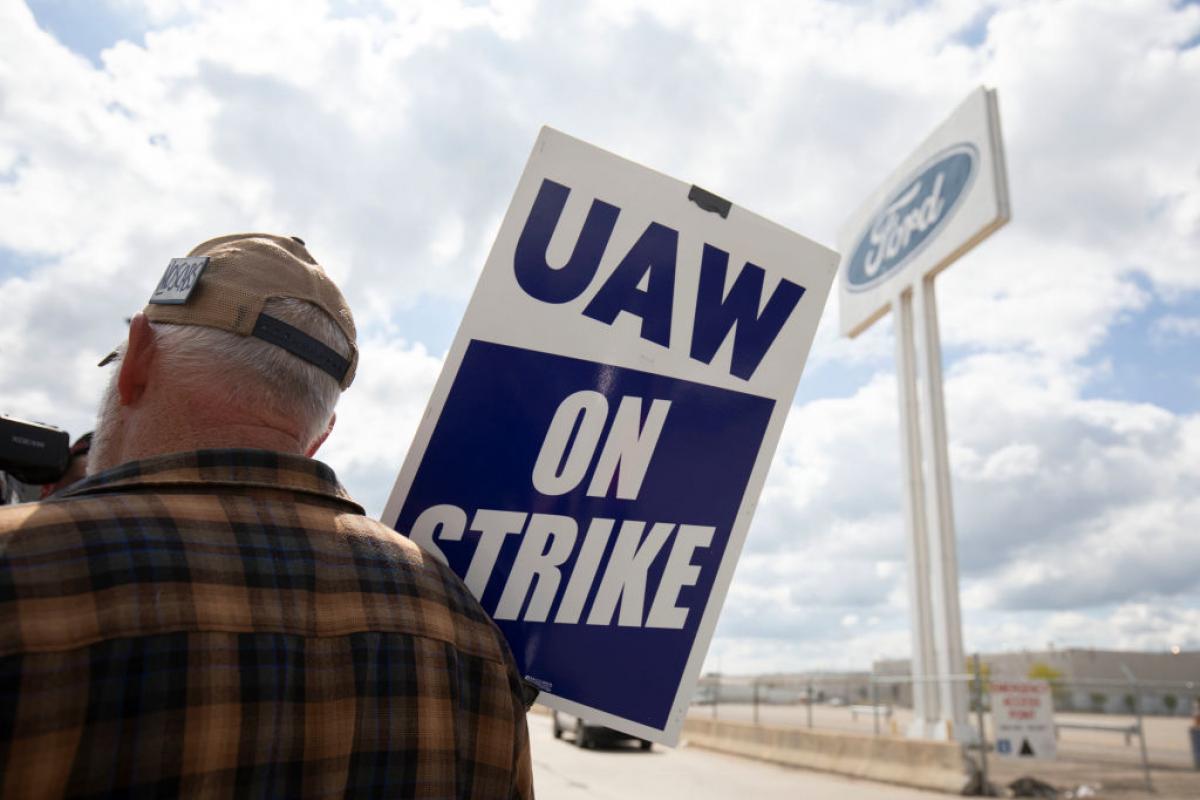 Un trabajador de la industria del motor en Estados Unidos, en huelga, protesta ante una factoría de Ford.