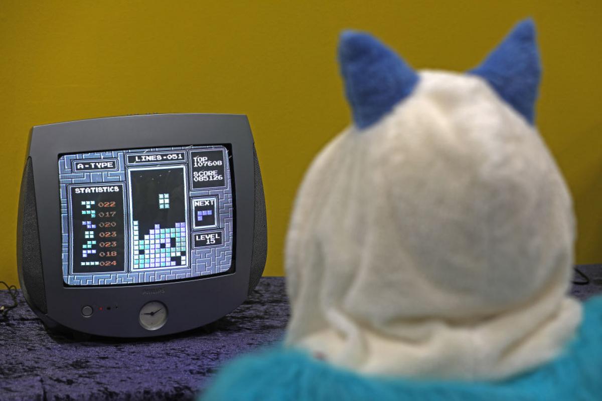 Una persona juega a una de las muchas versiones que se han hecho de Tetris.