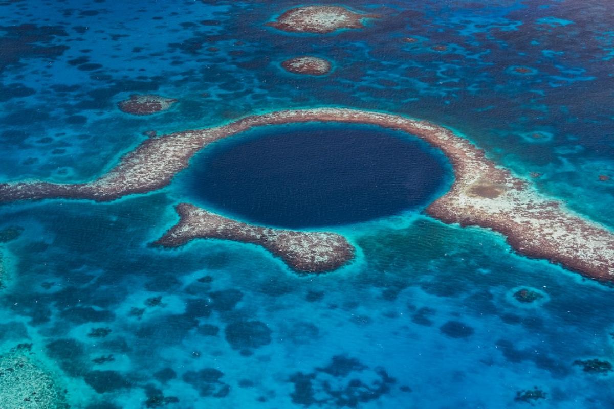 Agujero azul en Belice.