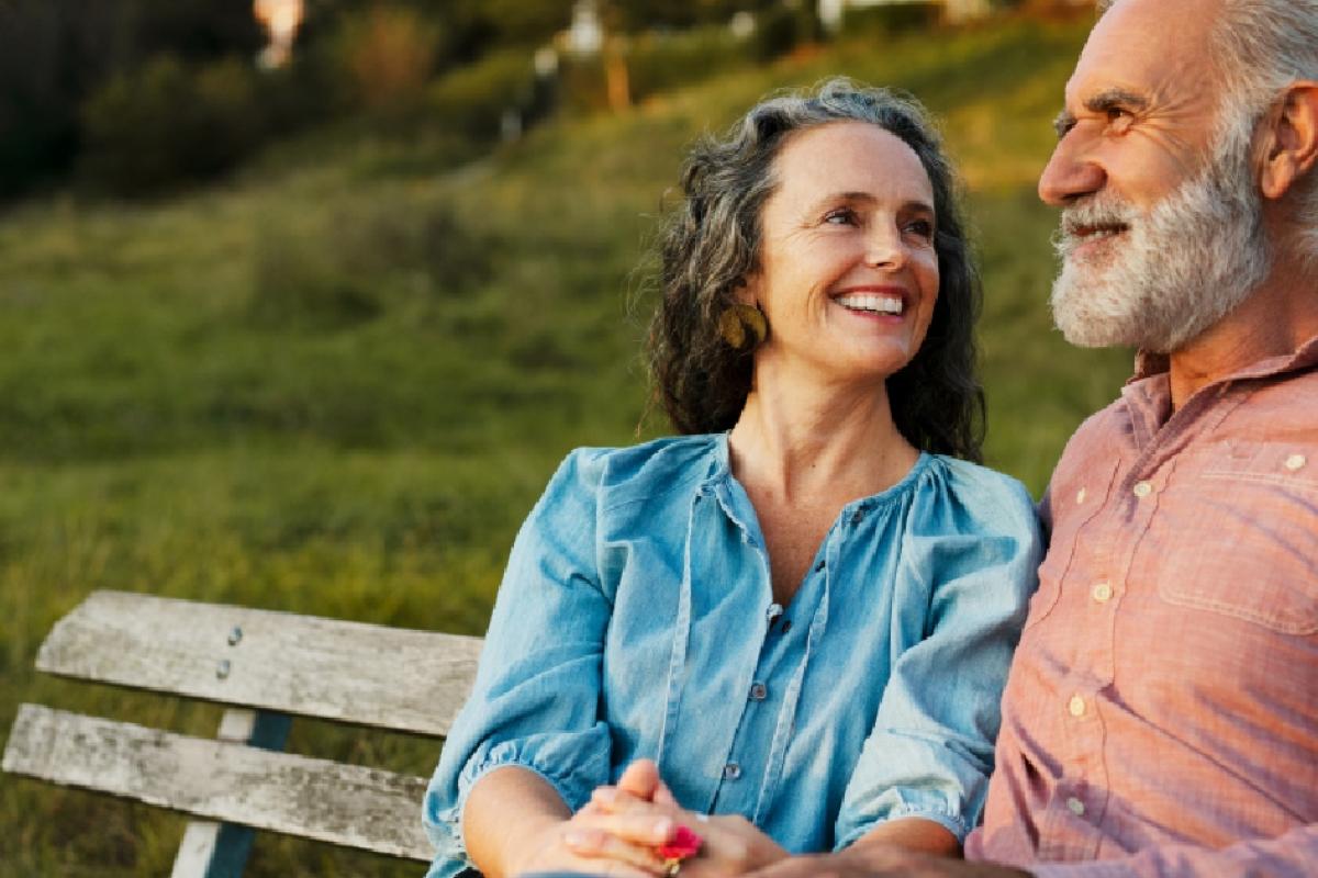 Jubilados sentados en un banco