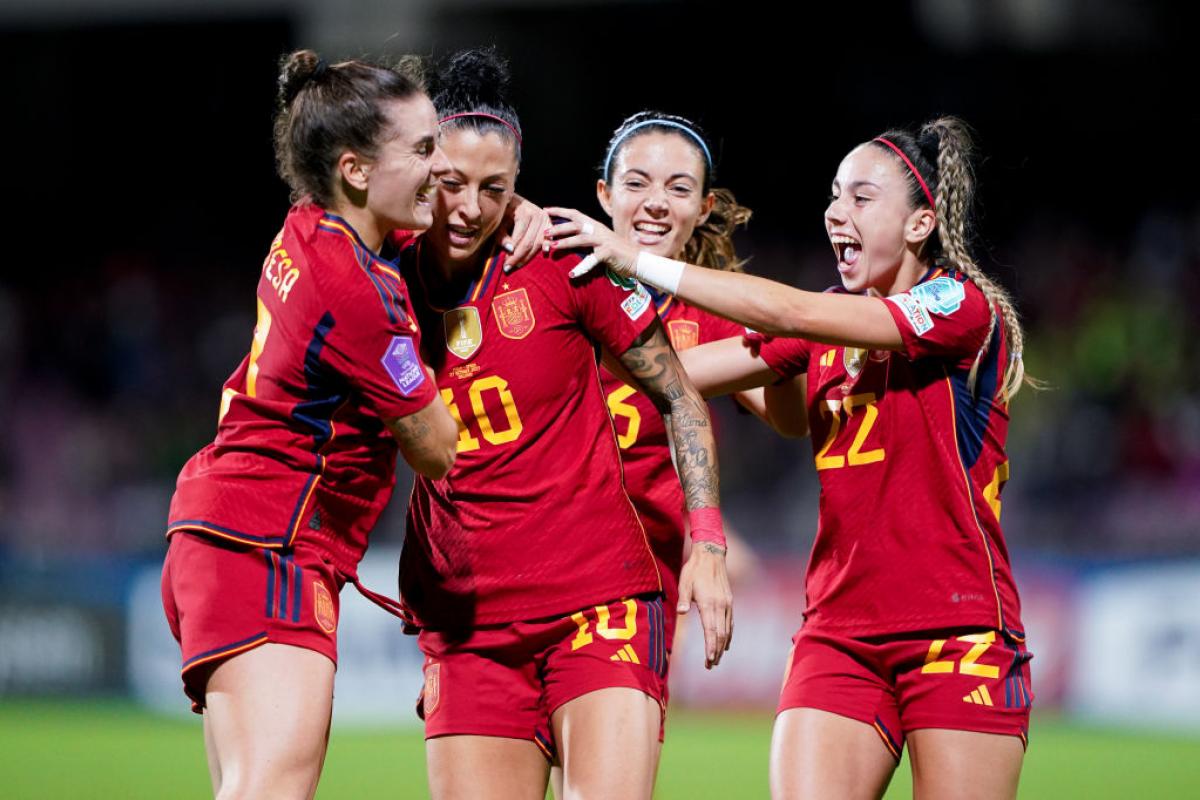 Las compañeras felicitan a Jenni tras su gol