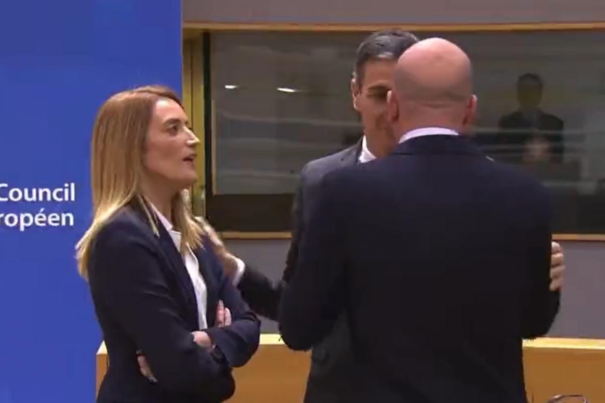 Pedro Sánchez con el presidente del Consejo Europeo, Charles Michel, y la presidenta de
