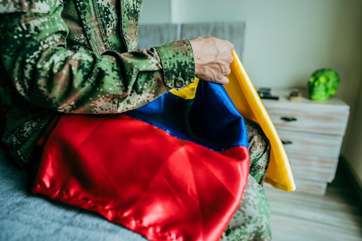 Un soldado con una bandera de Colombia.