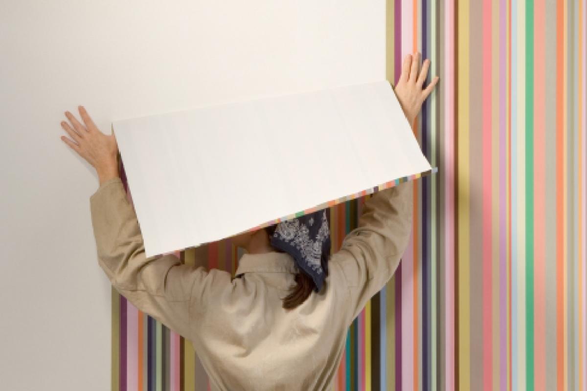 Mujer colocando papel pintado