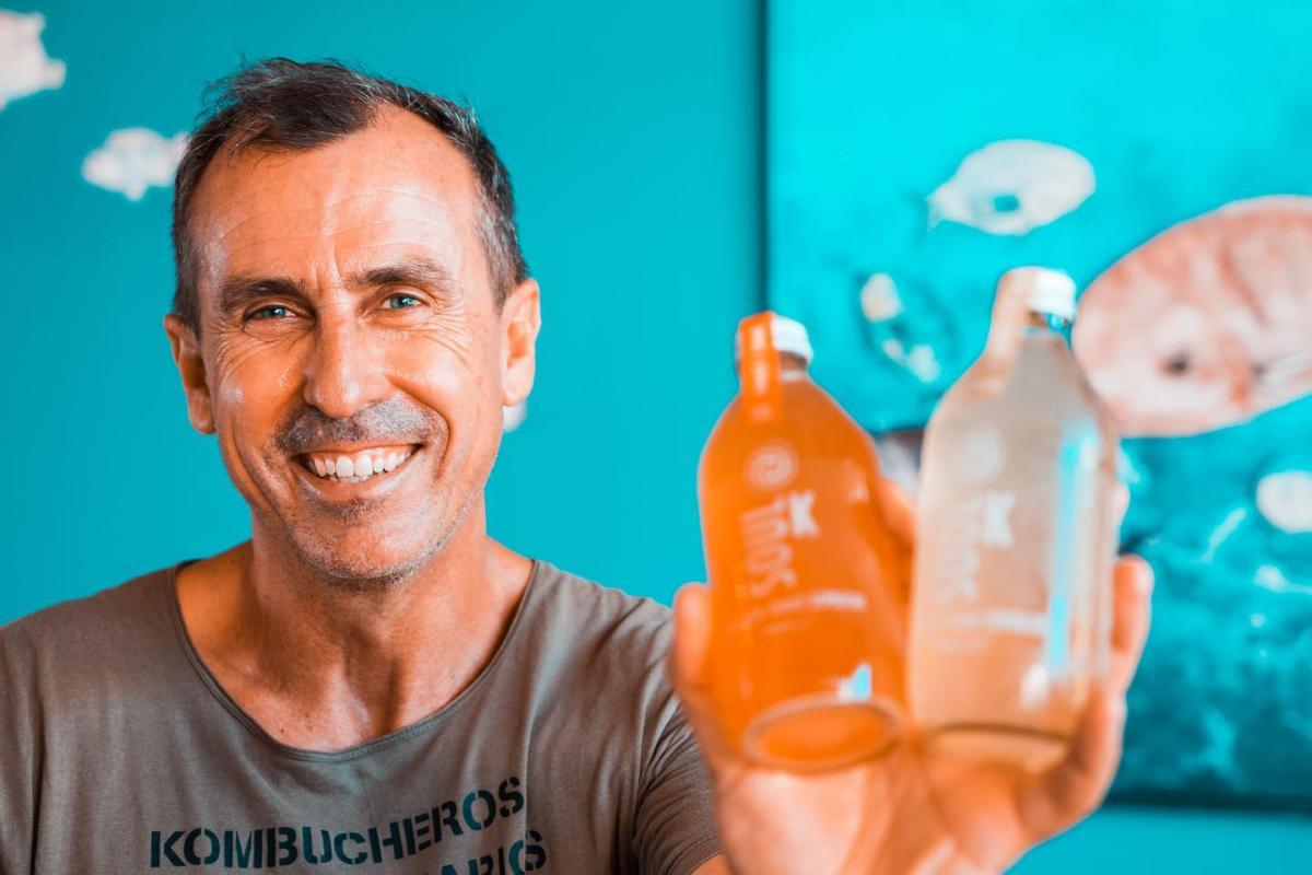 Jesús Zamorano, fundador de Soul K, con dos botellas de su kombucha.