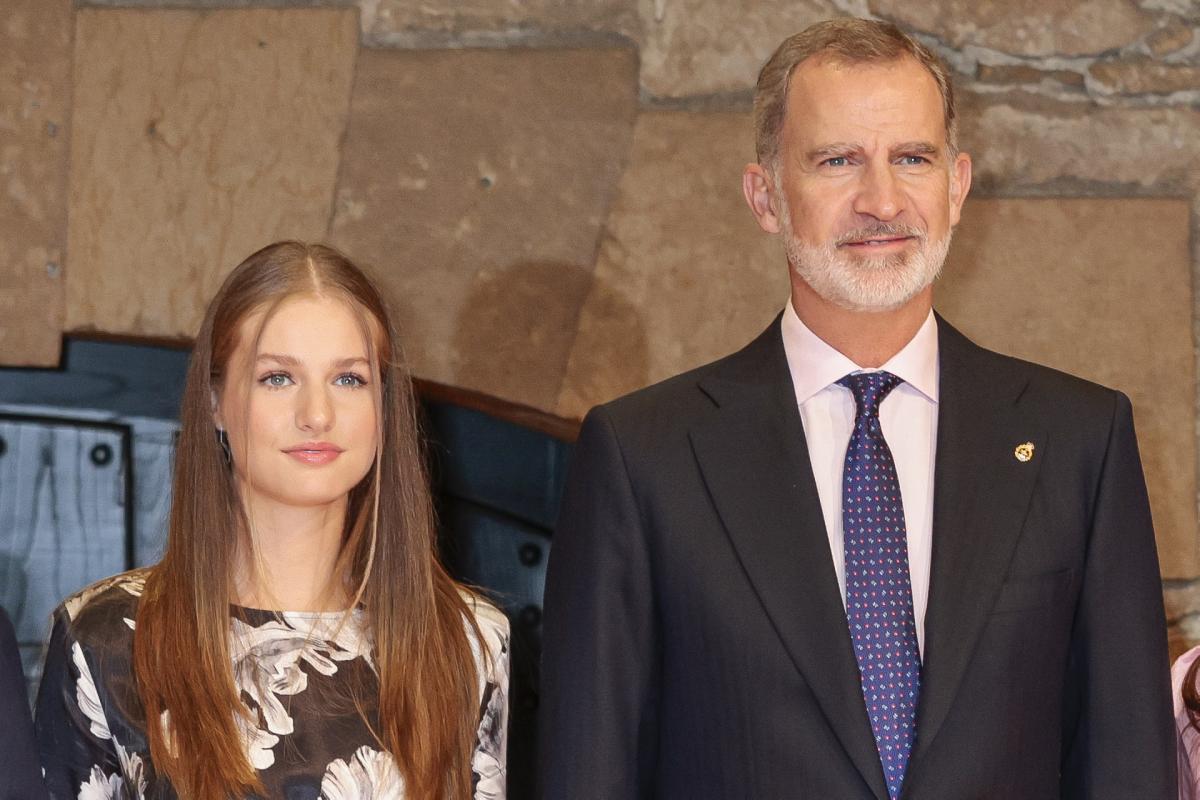 La princesa Leonor y el rey Felipe VI en el concierto de la víspera de los Premios Princesa de Asturias 2023.