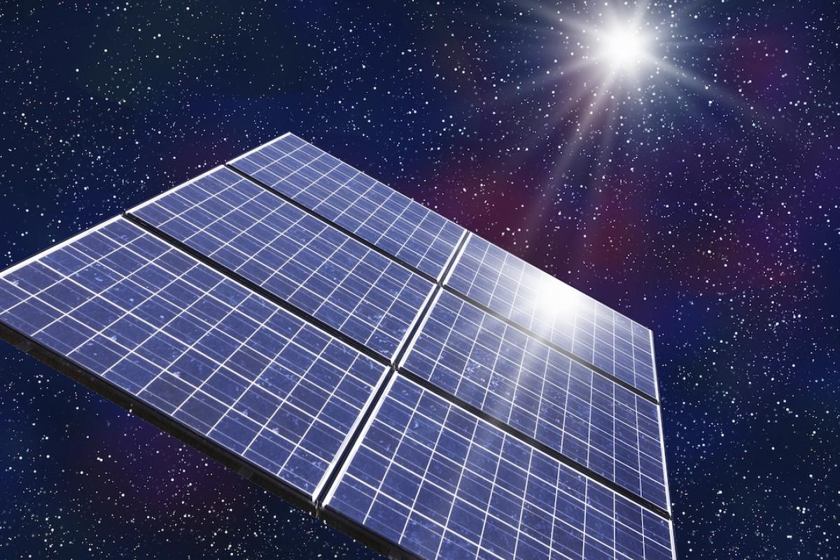 Recreación de un panel solar navegando por el espacio.