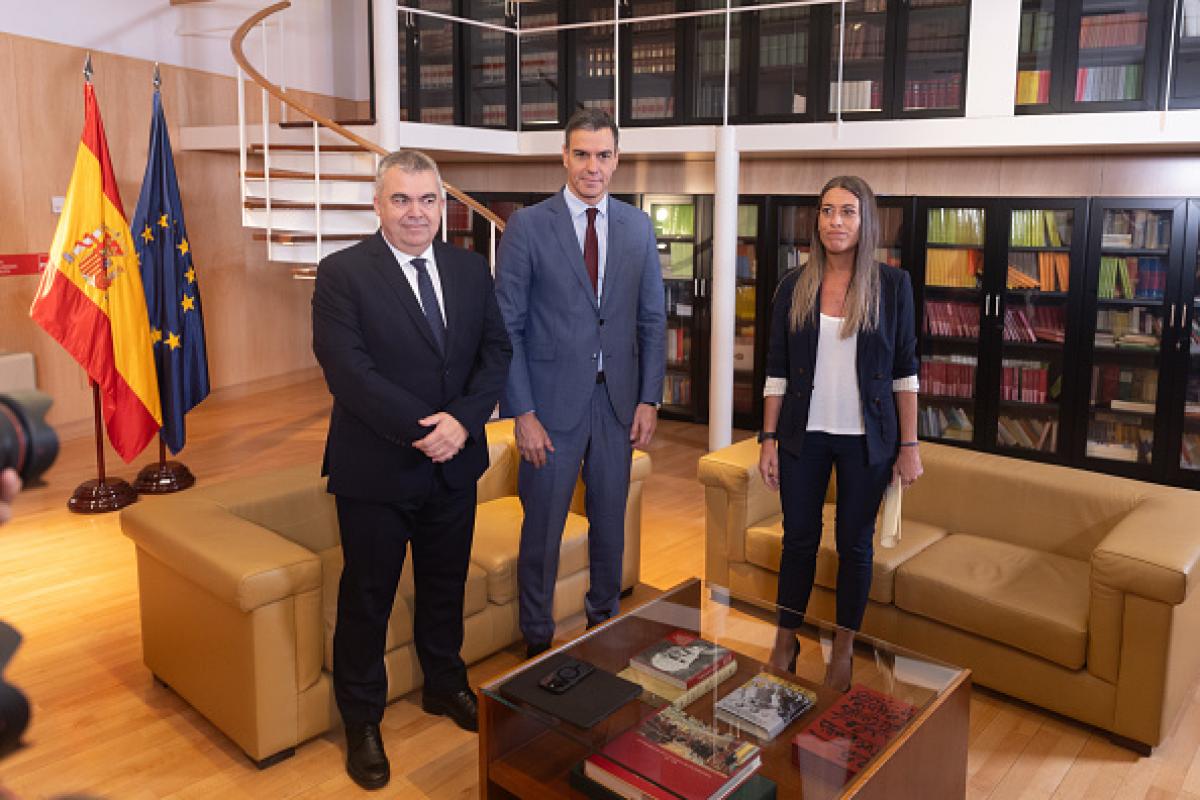 Santos Cerdán, secretario de Organización del PSOE, junto a Pedro Sánchez y Miriam Nogueras, portavoz de Junts en el Congreso el 13 de octubre de 2023.