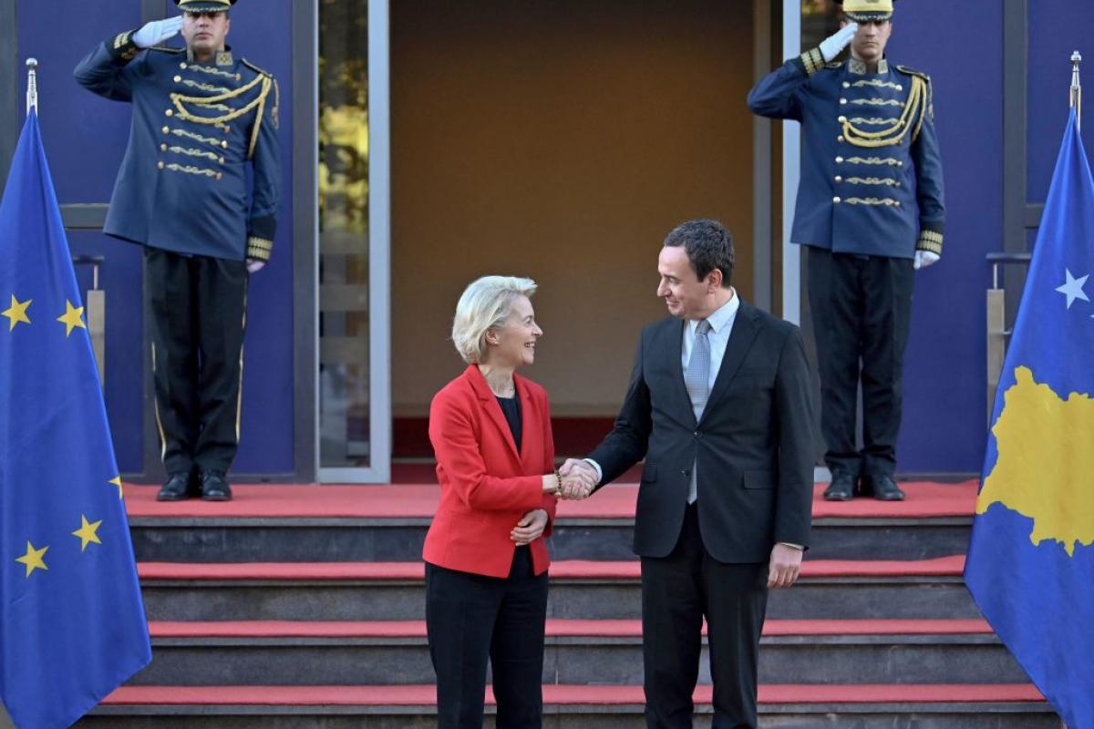 Ursula von der Leyen, junto al primer ministro kosovar, Albin Kurti