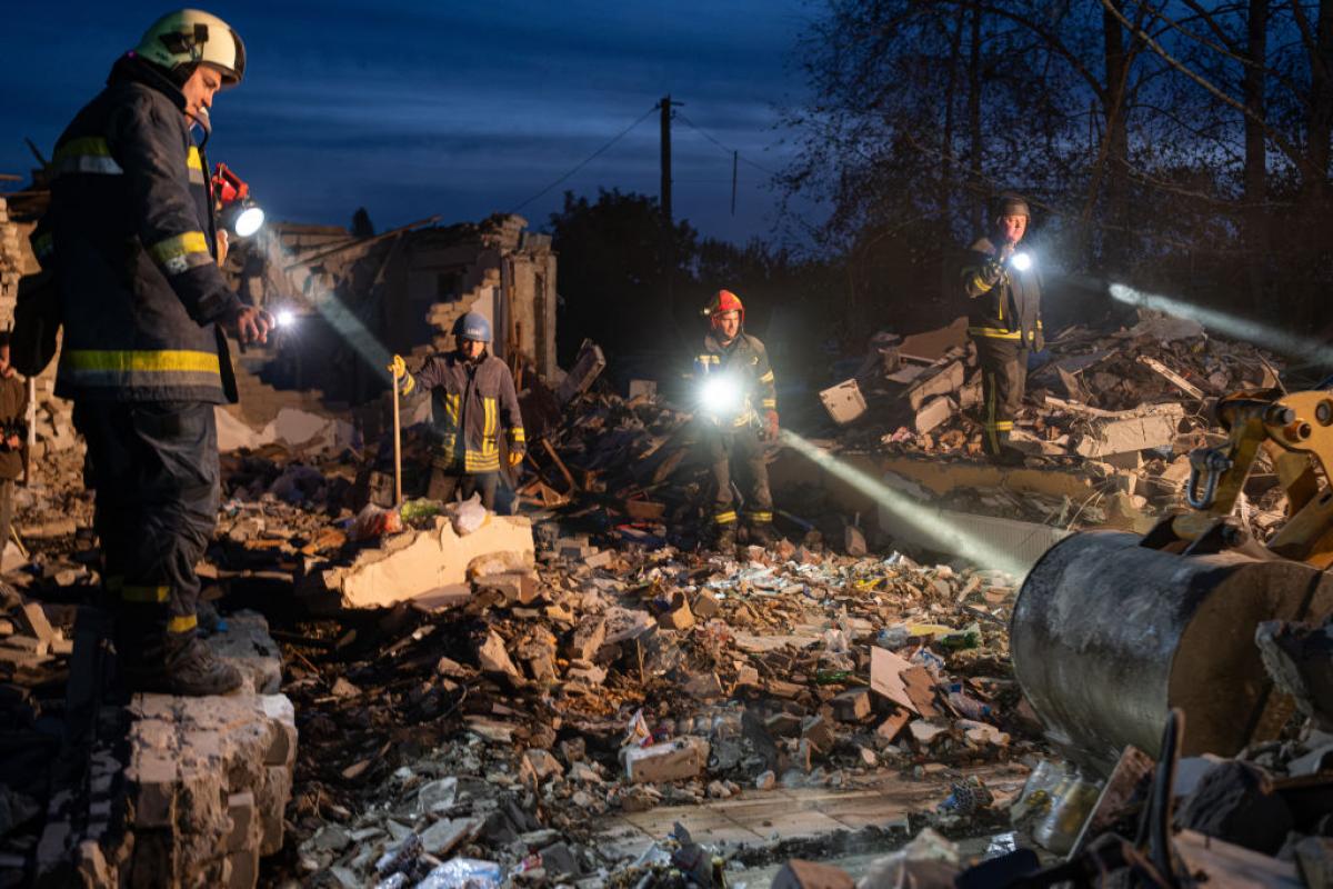 Imágenes de las labores de rescate tras el ataque en la localidad ucraniana de Groza