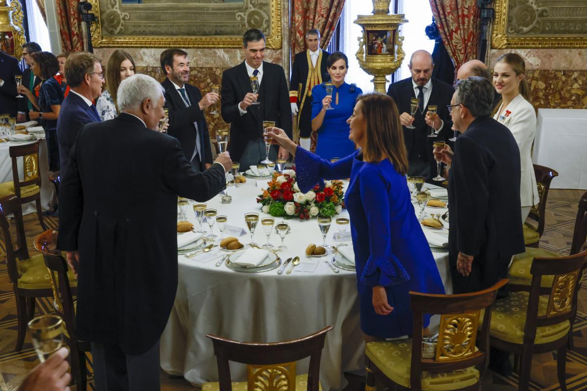 La princesa brindando con los comensales de su mesa en el almuerzo tras su jura de la Constitución.