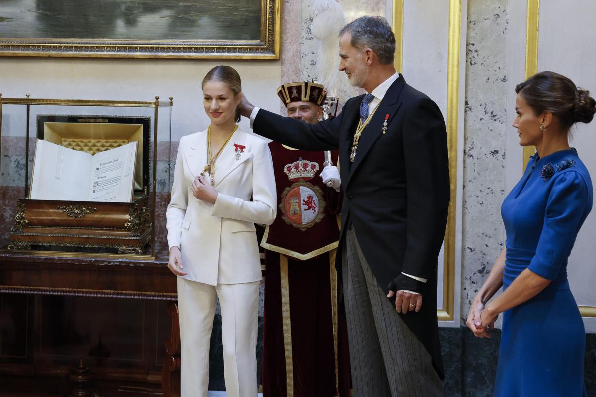La princesa Leonor, en presencia de los reyes Felipe VI y Letizia, sonríe tras serle impuestas las Medallas del Congreso y Senado en el escritorio del Congreso tras jurar la Constitución.