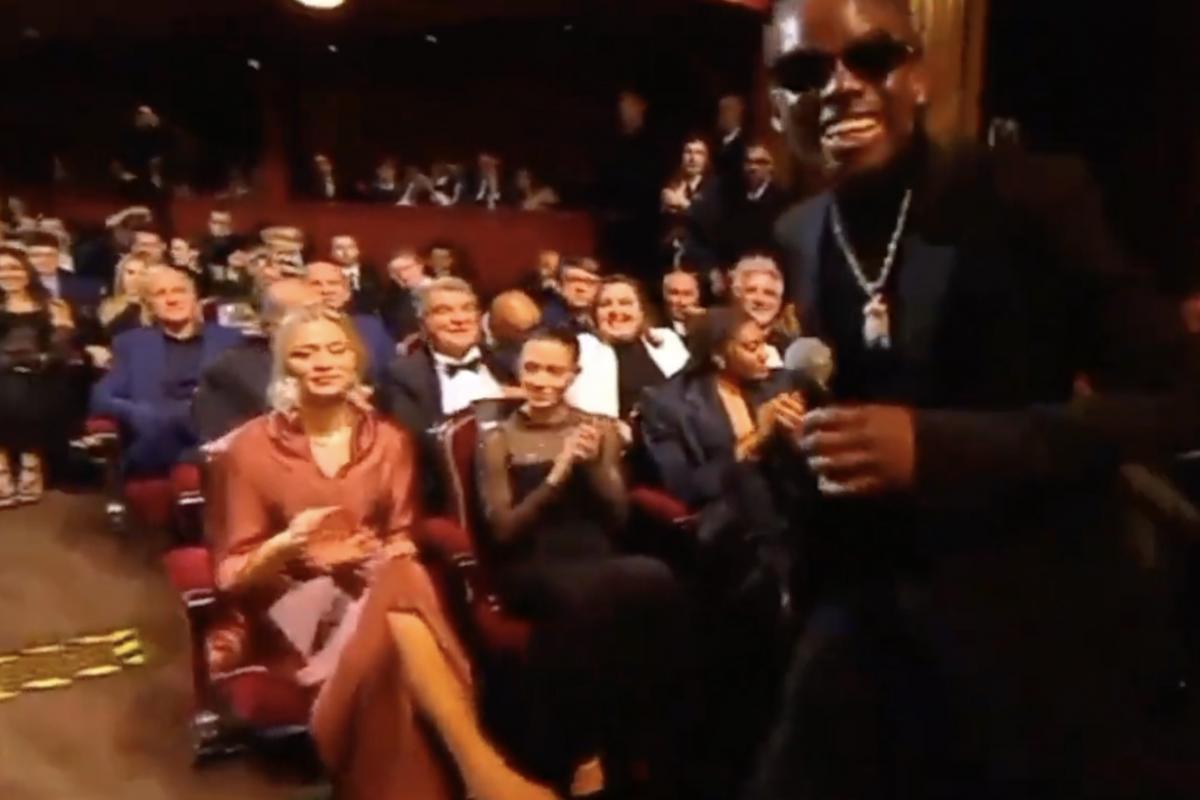 Rema, en un momento de su actuación en la gala del Balón de Oro.