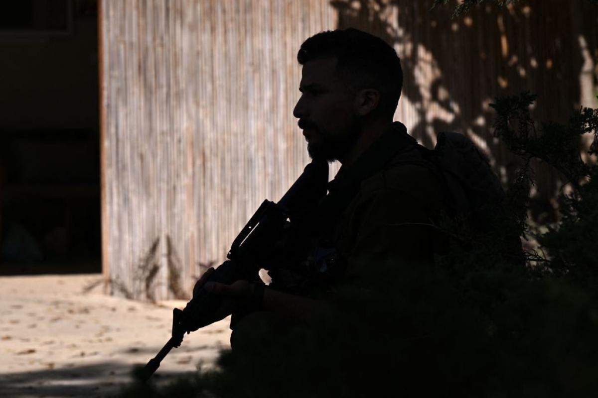Un soldado israelí, de guardia a las puertas de la Franja