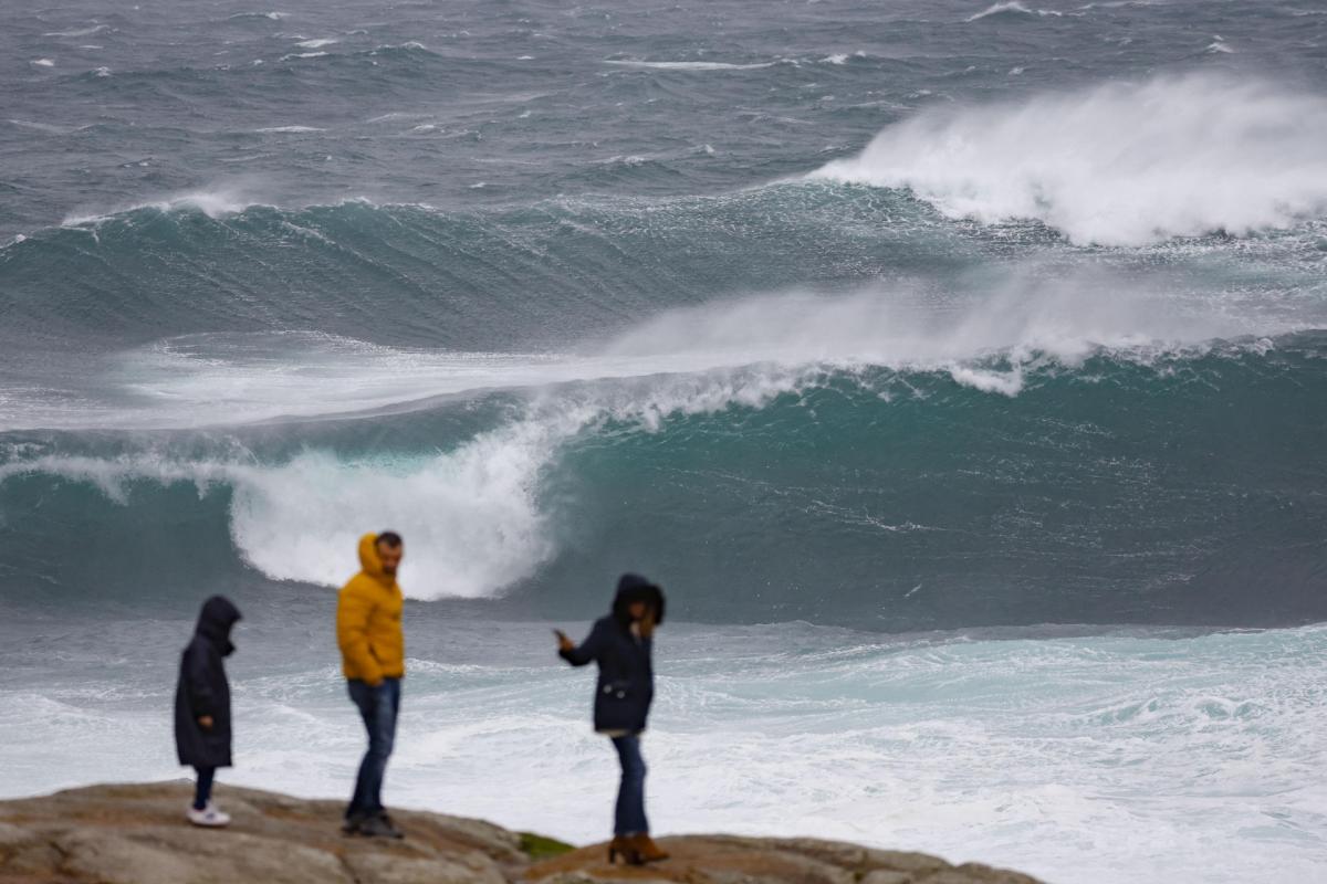 Turistas este miércoles, en Muxía (A Coruña), cuando se ha activado la alerta naranja en Galicia ante la llegada de la borrasca Ciarán.