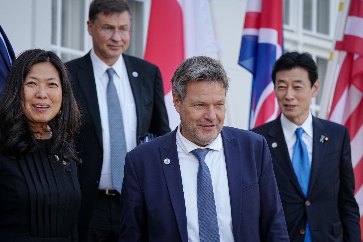 Valdis Dombrovskis; el titular de Economía, Comercio e Industria nipón, Nishimura Yasutoshi; y la canciller japonesa, Yoko Kamikawa.