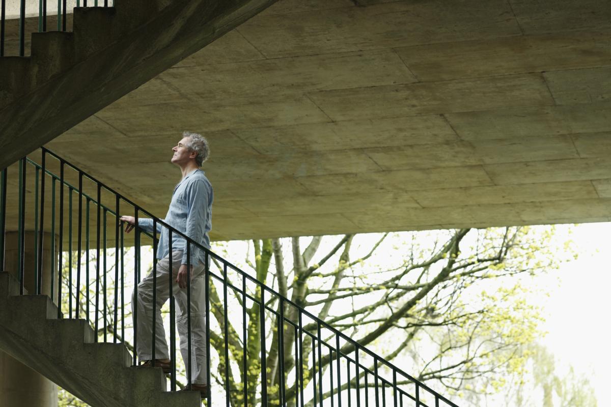 Un hombre sube por una escalera.
