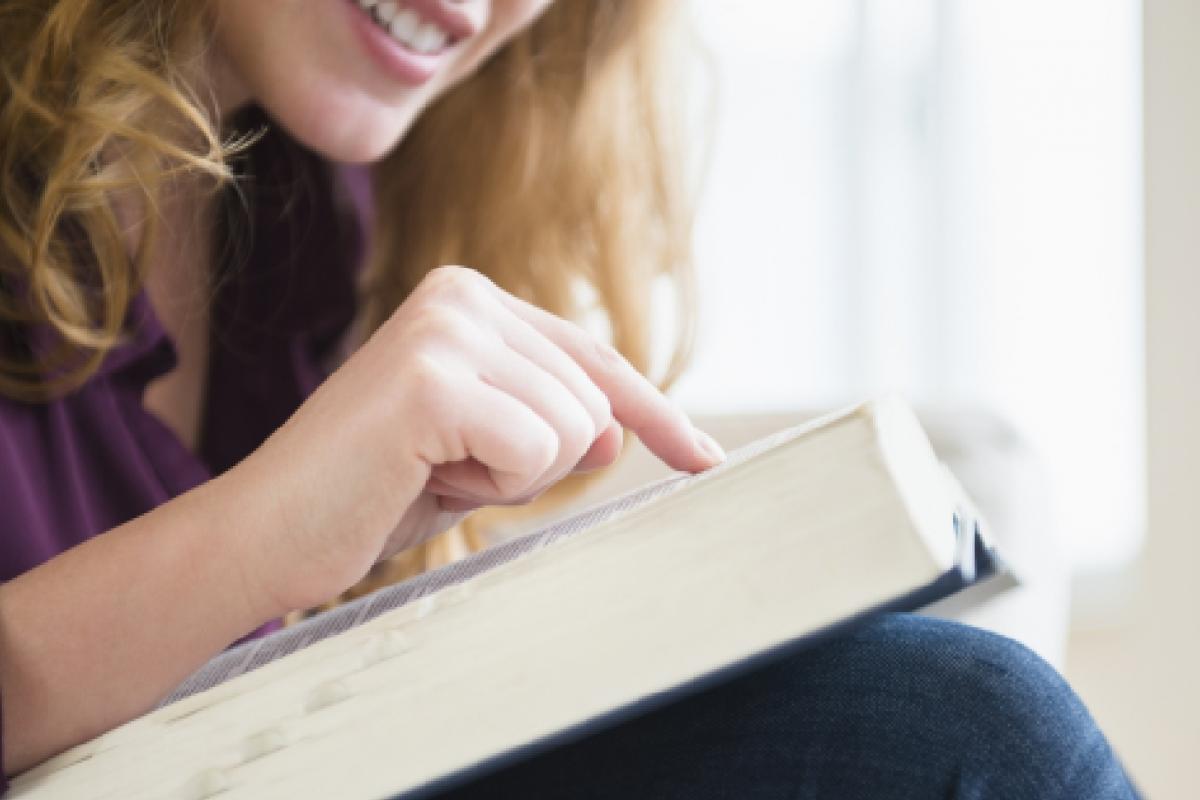 Mujer consultando el diccionario
